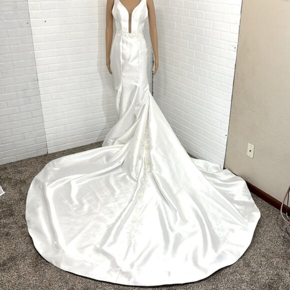 Isabella Talya Wedding Dress Fit & Flare with Train size 6 Mikado blend - Picture 3 of 16